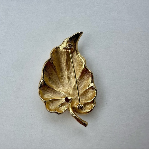 Vintage Stylized Leaf Brooch, Gold-tone unsigned - Picture 5 of 6
